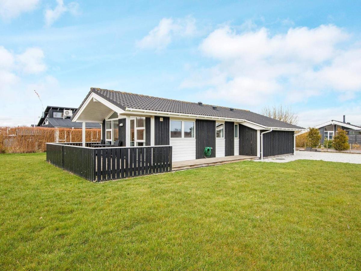 Three-Bedroom Holiday Home In Juelsminde 18 Sonderby  Exteriör bild